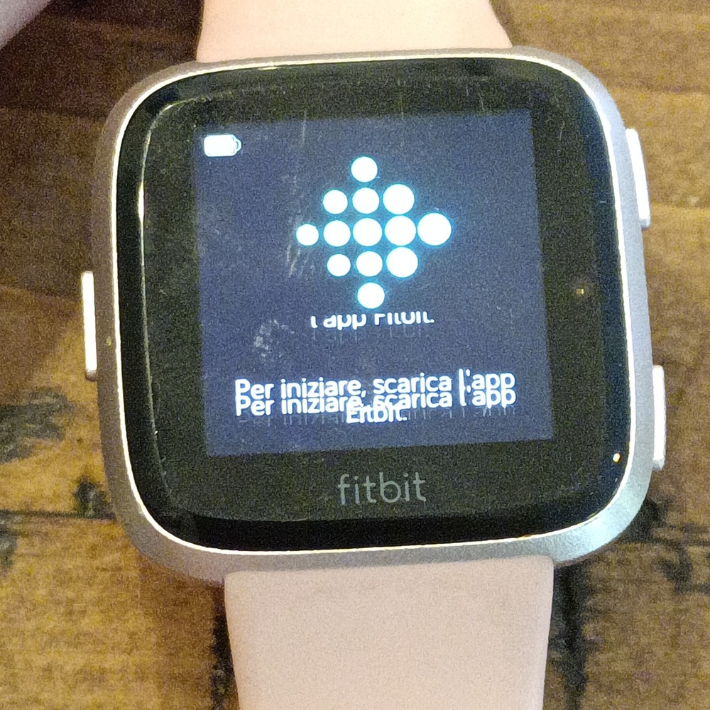 Fitbit Versa Smartwatch Silver Aluminum Pink Band FB504 Fitness Tracker ha
